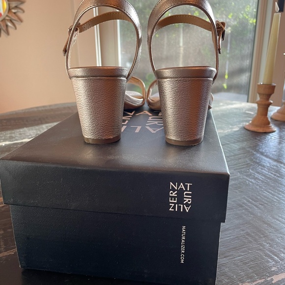 Naturalizer Bristol sandal in Warm silver leather. Size 8.5. - Picture 5 of 6